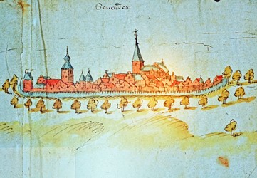 <p>Gezicht op de stad Zevenaar. Detail van een kaart van Jan Ruysch, 1577. Rechts is de St. Andreaskerk te zien, de linkertoren is van de voormalige burcht Sevenaer. De omwalling is op de voorgrond duidelijk zichtbaar (Liemers Museum). </p>
